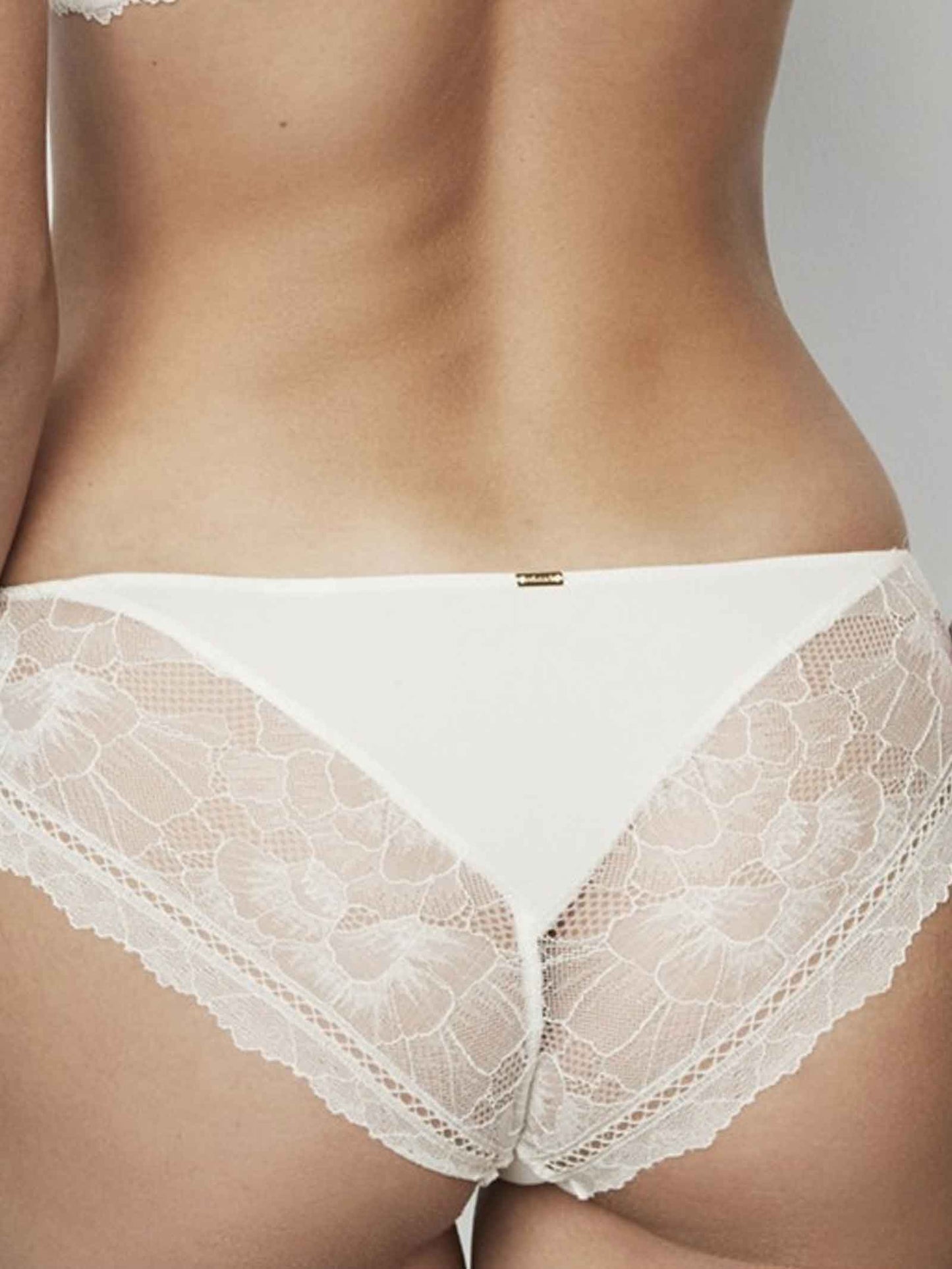 Braga clásica con encaje