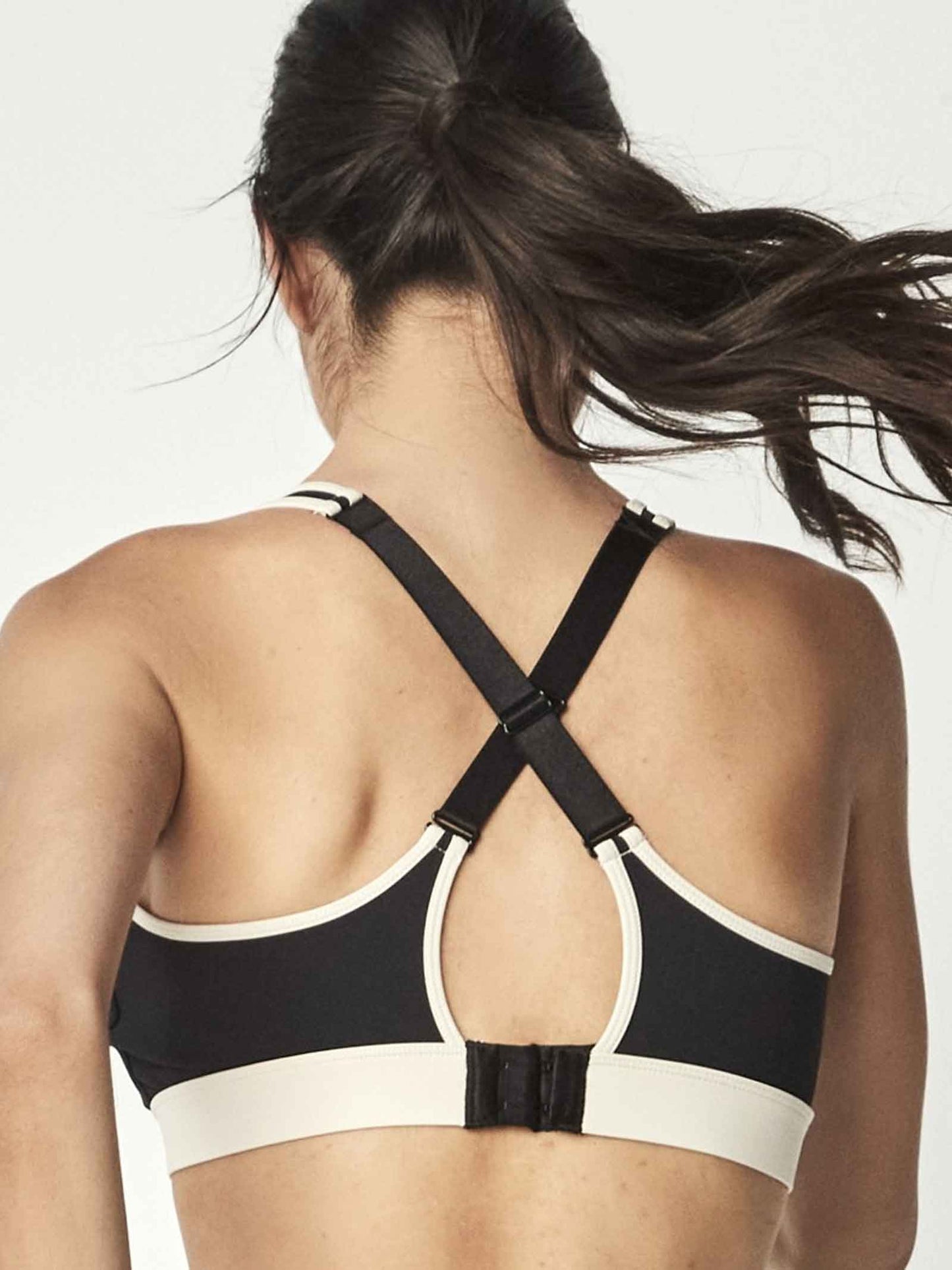 Top deportivo con corchetes by Pilar Rubio