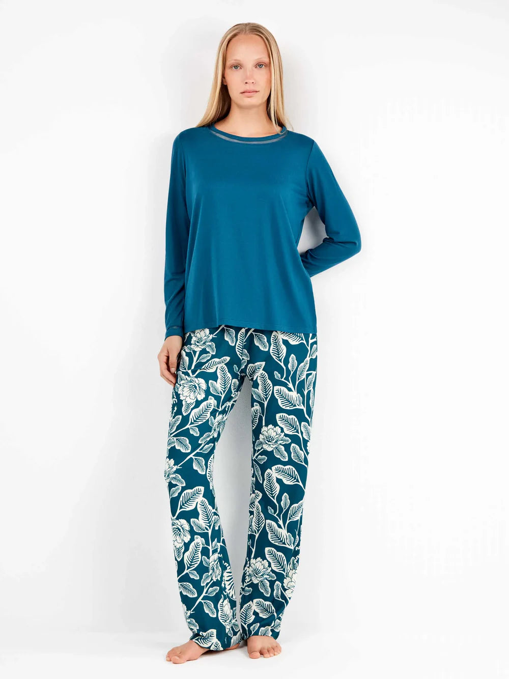 Pijama con pantalón estampado a contraste